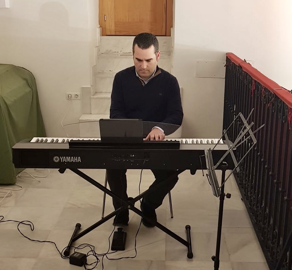 Desde aquí quiero agradecerle al Hermano Mayor y Junta de Gobierno de <a href="/EspDeTriana/">Esperanza de Triana</a> por su hospitalidad y el trato recibido conmigo y mi familia. Muchas gracias por haberme dado la oportunidad de volver a tocarle a la Reina de Triana.

🎼🎹⚓️💚

#SiempreEsperanza