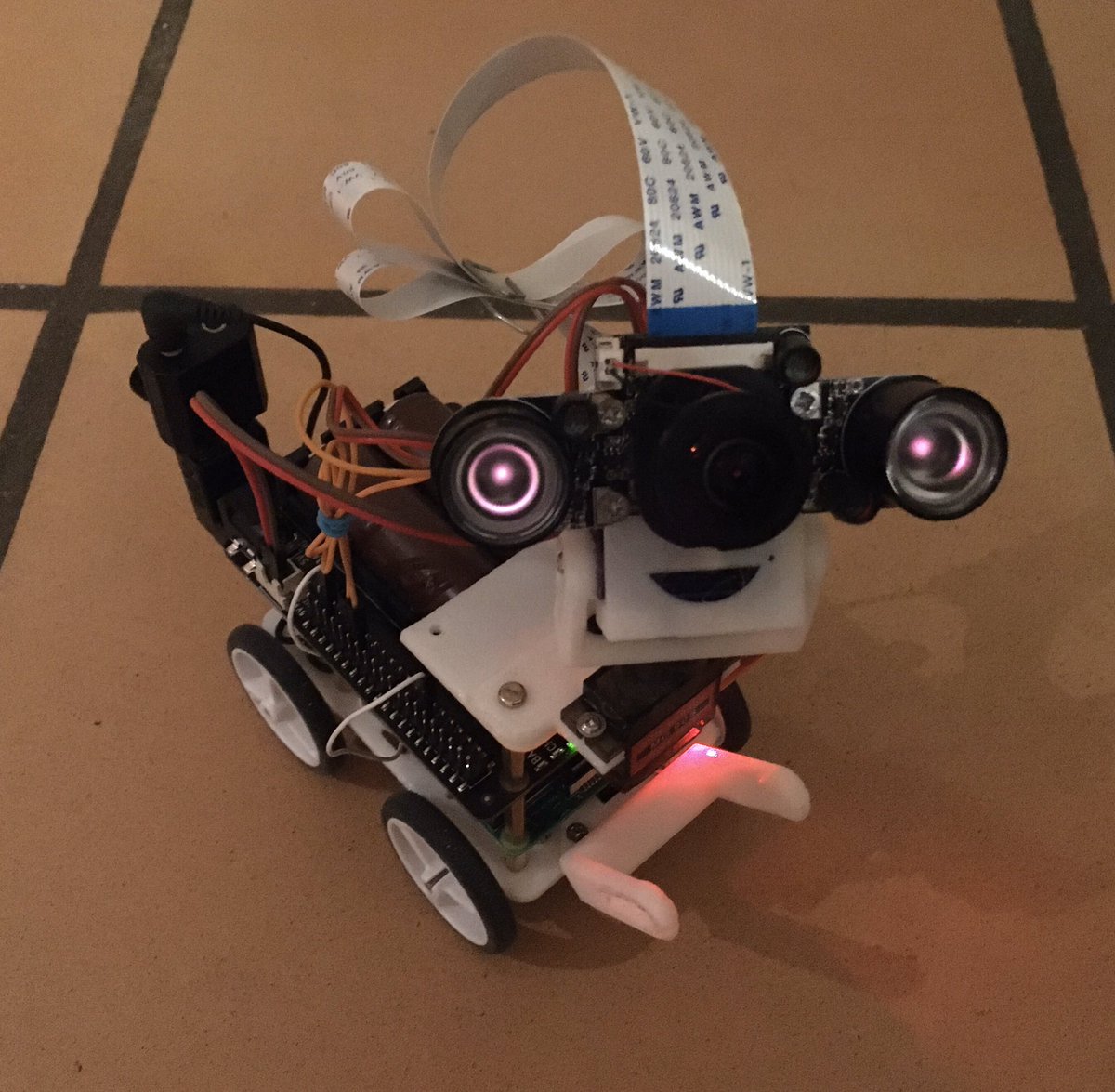 Notre petit <a href="/vigibot/">vigibot</a> Microbe3bp est maintenant autonome avec son Ups x725 5v/8A