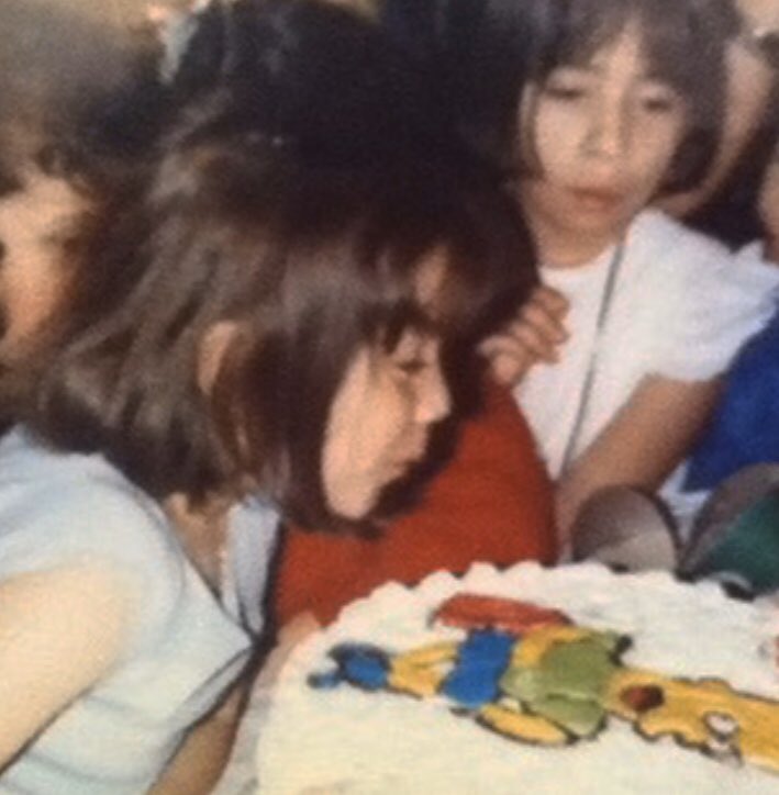 SenoritaMachete's tweet photo. Soy Simpsonita desde chiquita.  Desde antes de los pasteles de Fondant y cuando solo había 4 modelos de piñatas. Así que no sé cómo mis papis hicieron esta fiesta de Bart posible :) pero fui intensamente feliz. ¡Feliz aniversario Simpson! #TheSimpsons #Simpsonito30 #simpson https://t.co/bYcK0PWUau