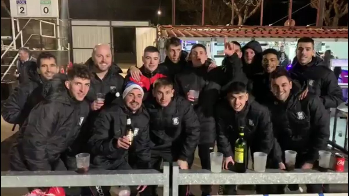 unascensoa2B's tweet photo. Tras eliminar al Málaga, la plantilla del Escobedo celebra el pase de ronda con cervezas y cubatas. Al fondo, el marcador manual de tablillas indica el 2-0 favorable. Noche mágica en Escobedo. Viva el fútbol no profesional y estos currantes que mañana tendrán que ir a trabajar. https://t.co/8XQ3uipduV