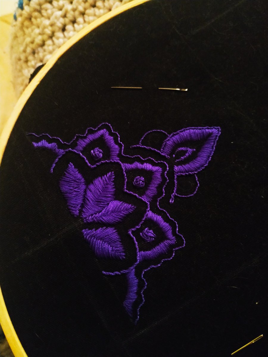 perica85's tweet photo. Un canto fet! Ara queda l'altre on posare el logo i crec q una fosqui 🙃😊🧵💜
#Targeter #Costura #Artesani #Brodat https://t.co/QI3jfxEImB