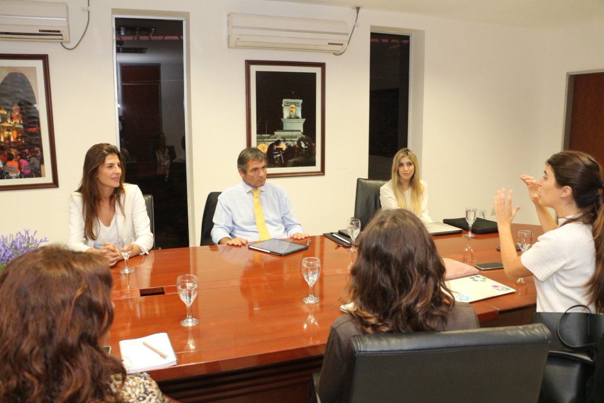 MuniSaltaok's tweet photo. #CCMSalta || La intendenta @RomeroBettina y su gabinete recibieron a los directivos de la Red de Innovación Local (RIL); una asociación que brinda y trasmite herramientas de gestión a gobiernos municipales, con el propósito de hacerlos más eficientes. https://t.co/wkNKUMSipU https://t.co/C3JjNVnlxS