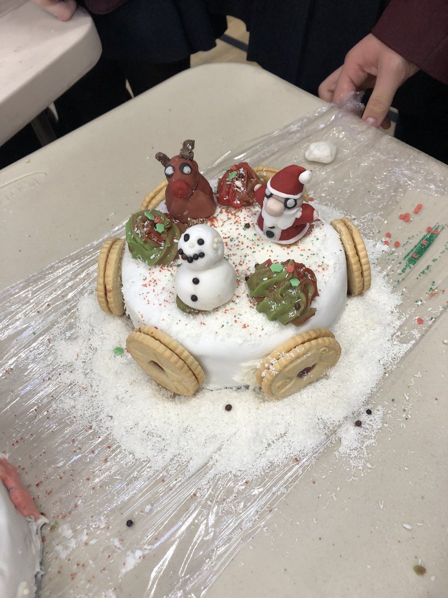 DGSMacArthur's tweet photo. Congratulations to the MacArthur team for coming in first place at the cake decorating competition today! 🥇🎄🍰💙 https://t.co/A1cNlgD2DZ