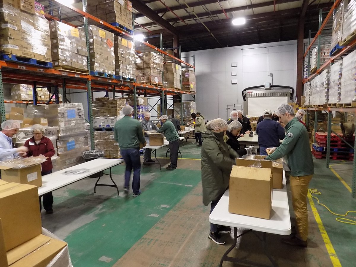 evergreenfsinc's tweet photo. Evergreen FS Fuels Energy Specialists and Hershey Office employees had a wonderful time today volunteering at the Midwest Food Bank Bloomington-Normal. We repackaged enough frozen chicken fritters to feed 1,000 families! https://t.co/JHAiUsh9qg