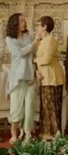 PusakaLasem's tweet photo. Menurutku iklan #butuhpegipegi dr @pegipegi epsd ini krg mendidik, dmn seorg anak perempuan yg srg ditny ibunya kpn bermhtangga, krn jengkel dia mengacungkan telunjuk jari ke ibunya pertanda agar diam.
Jangan gitu donk.. Masa seorang ibu digitukan.

@jokowi https://t.co/f8BTbAMjLe