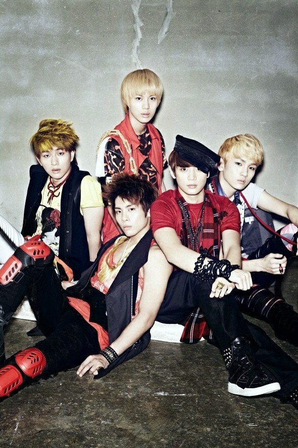 SHINee_Irie's tweet photo. "to be able to debut as SHINee with members was my good fortune. It has reached the extent to which I wonder if all the good luck in my life has been used up cuz of this, the fact that the 5 of us were able to meet is more important than anything"--- JONGHYUN https://t.co/pv68bPadN5