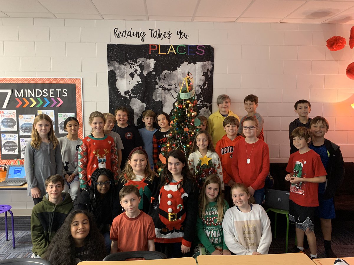 MrsEmilyToller's tweet photo. Such a fun day in our festive wear! Looking good, kiddos! https://t.co/UIFxe5uMg0