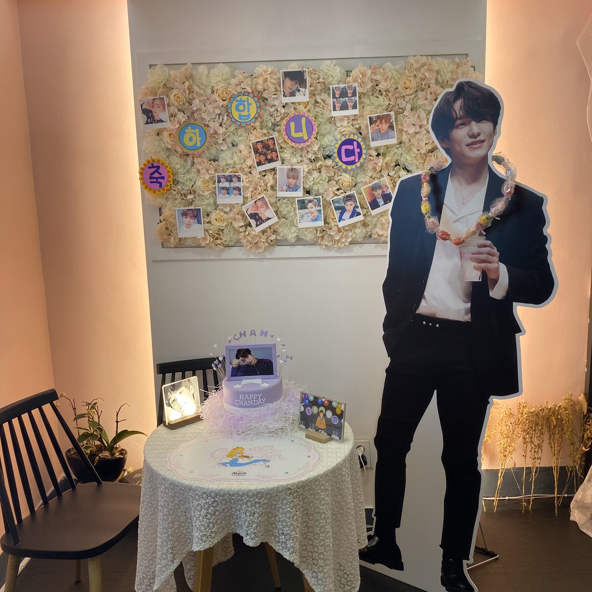 3_3birthday's tweet photo. 지금까지 올려 주신 태그후기를 추첨해 4분께 카페를 꾸미고있던 액자와 포토북을 보내드립니다:)❤️ 총대가 직접 손 추첨을 통해 추첨 할 예정입니다😊 발표는 오늘에서 내일 넘어간 이름 찬이 시에 발표할게요❤️ 많은 후기들 너무 감사합니다 https://t.co/LEgiLkXed7