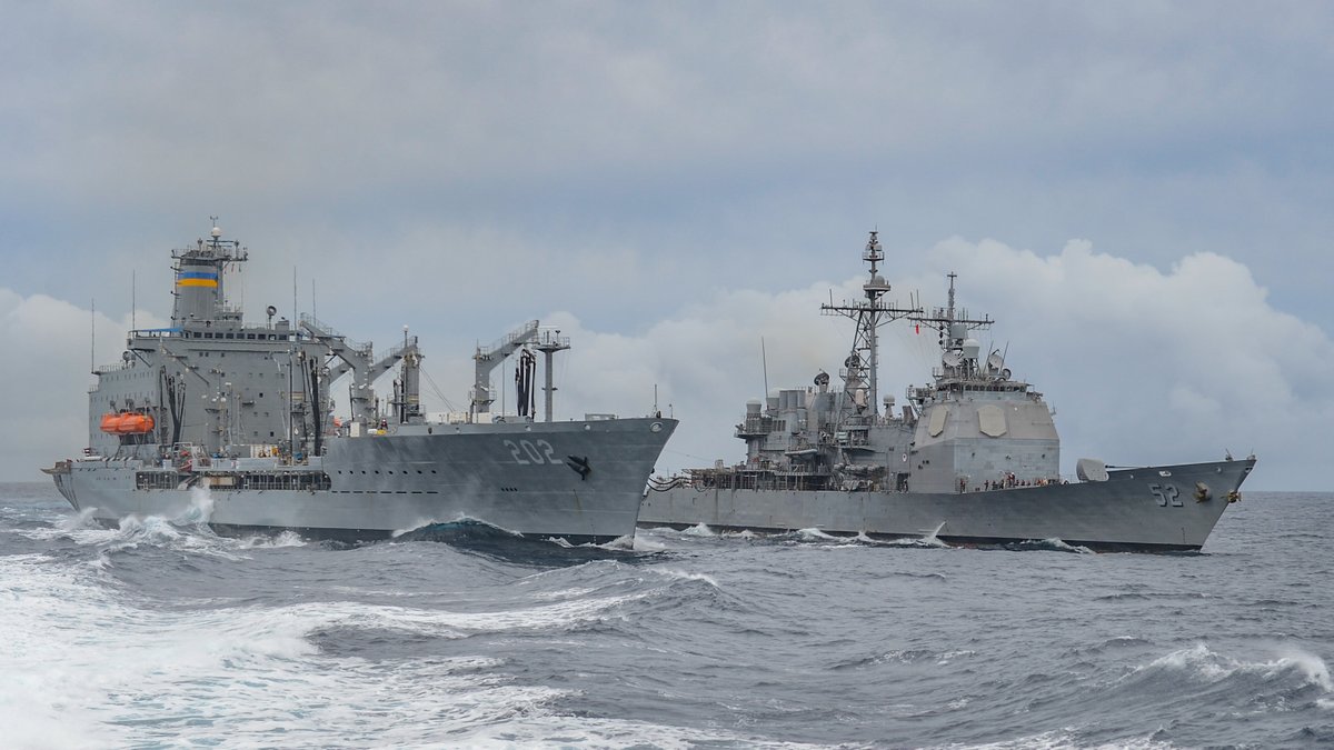 The guided-missile cruiser #USSBunkerHill takes on fuel from @MSCSealift oiler #USNSYukon during recent operations in the eastern Pacific. #CG52 #TAO202 #NavyReadiness