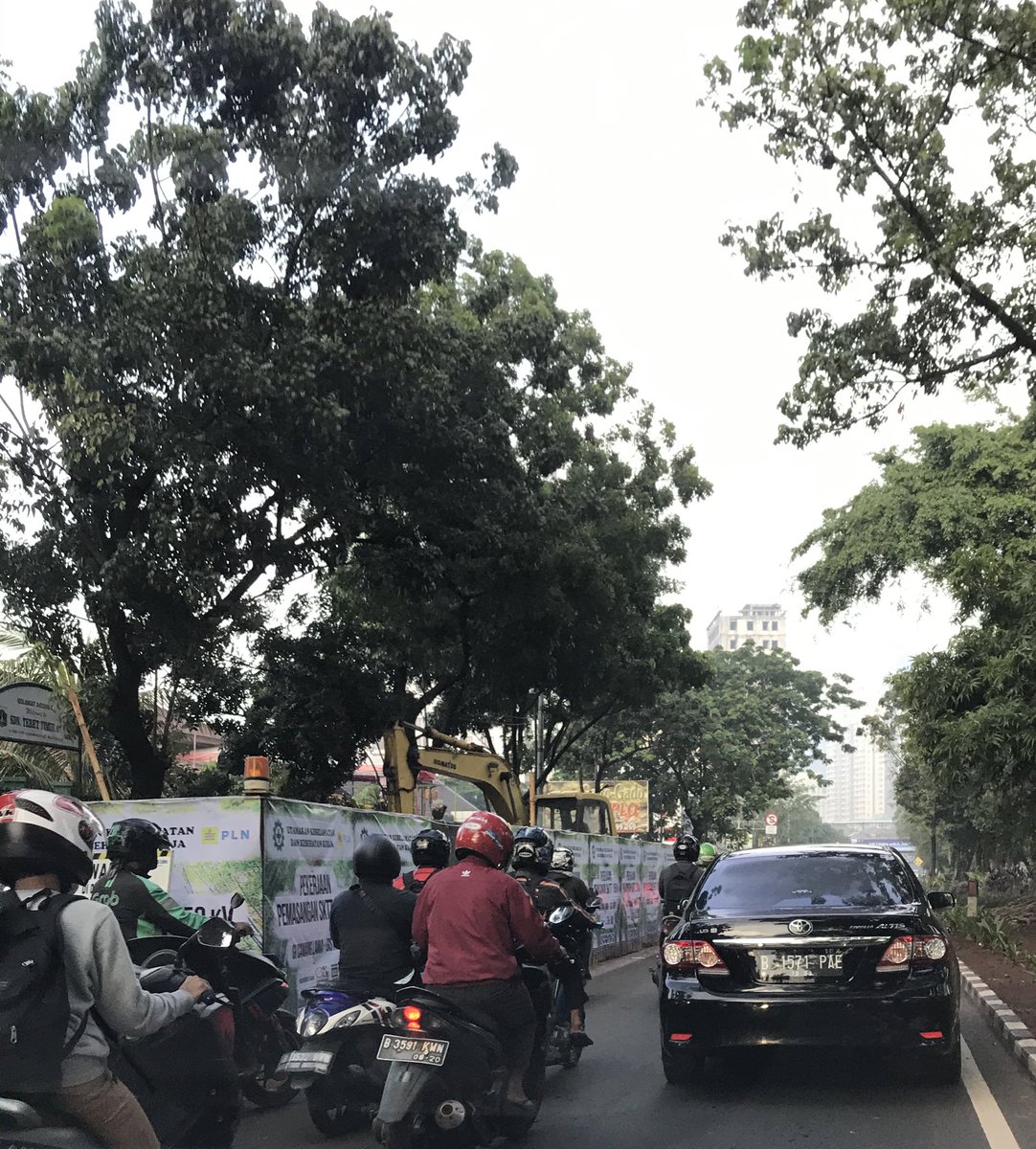 Jakarta Selatan Lapangan Ros sebelum pom bensin Shell arah Kuningan, ada galian PLN hanya menyisakan satu lajur. Menyebabkan antrian panjang. <a href="/TMCPoldaMetro/">TMC Polda Metro Jaya</a> <a href="/RadioElshinta/">Radio Elshinta</a>