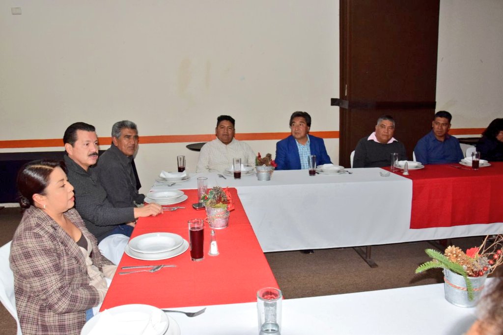 LAlbertoArriaga's tweet photo. Cerramos un año más de trabajo. Acompañado de regidores y funcionarios municipales, me reúno con los presidentes auxiliares de San Pedro #Cholula, para evaluar los proyectos, programas y acciones que implementaremos el próximo año en beneficio de nuestra gente
#MásUnidosMásLogros https://t.co/5UlKBMQVN6
