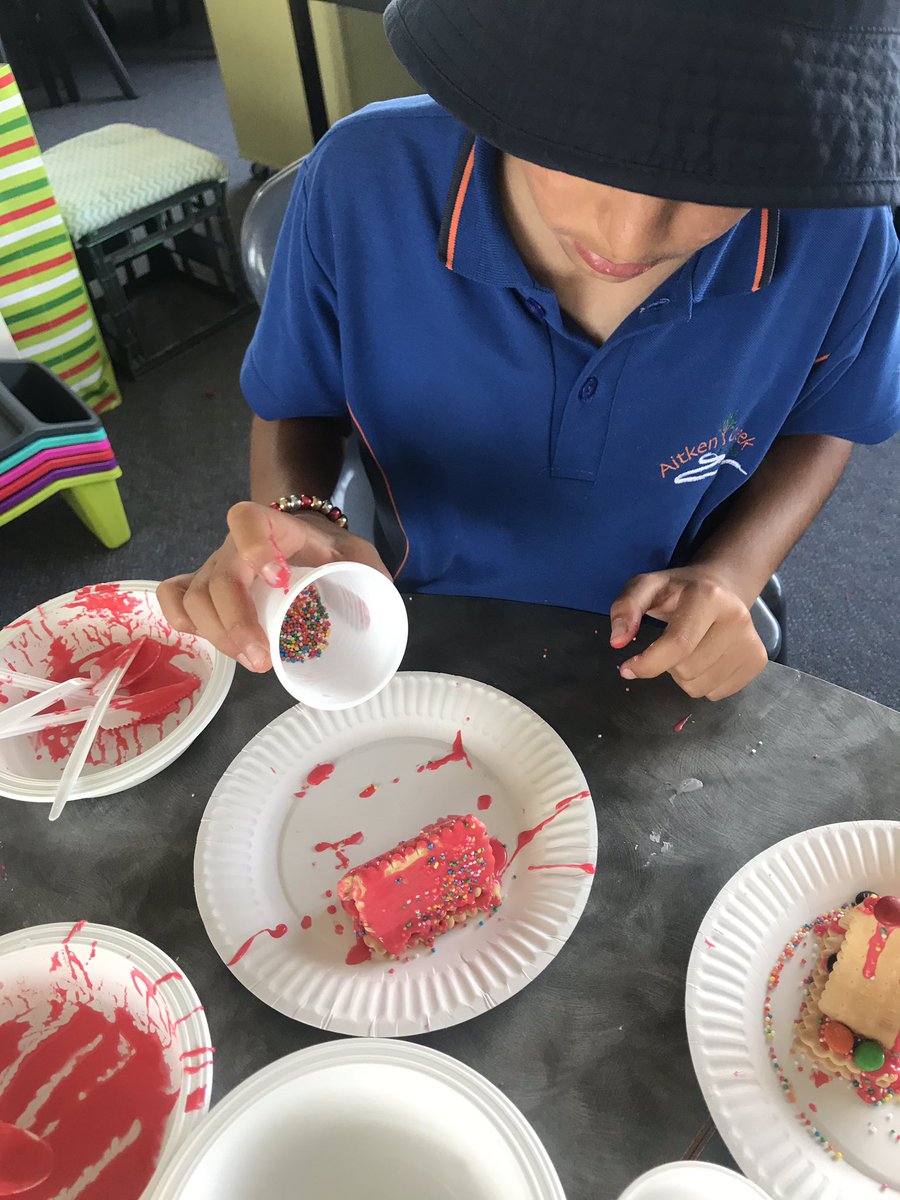 MissBell101's tweet photo. Working together to make gingerbread houses @AitkenCreekPS https://t.co/NukAh0N7Fl