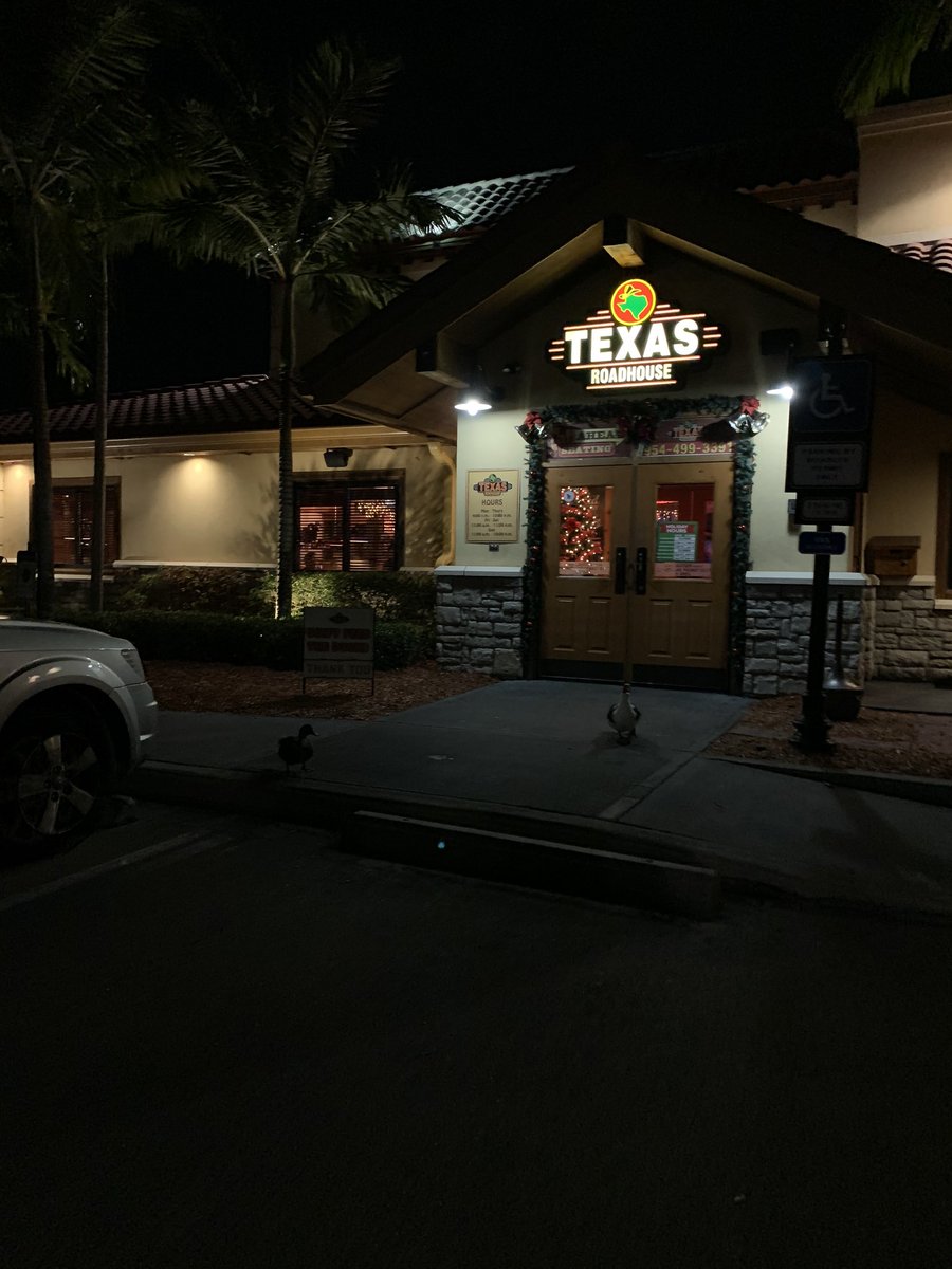 shieIdon's tweet photo. texas roadhouse ducks what will they order https://t.co/uMWYB19SM5