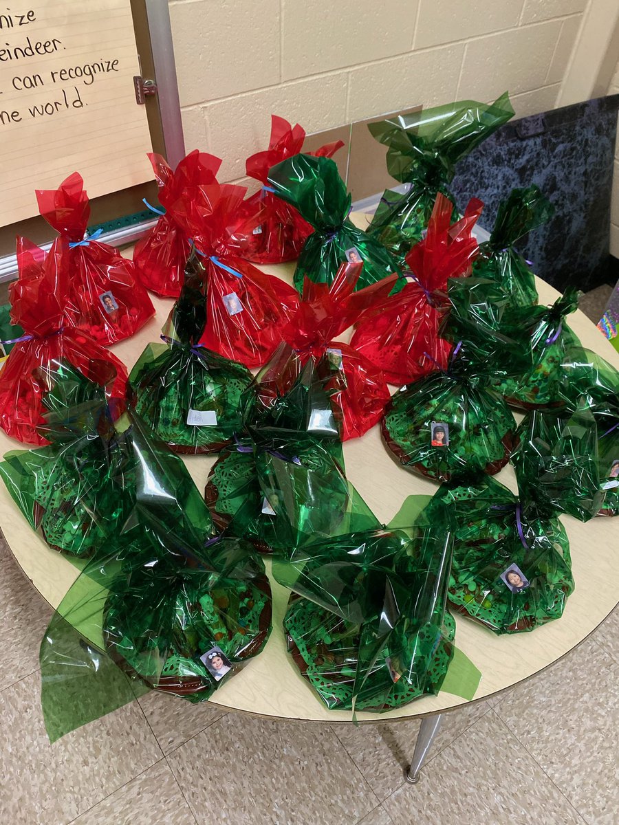 traceyclaw's tweet photo. We had a fun morning making gingerbread houses! @McDivittSchool https://t.co/gKXbGfT2W3