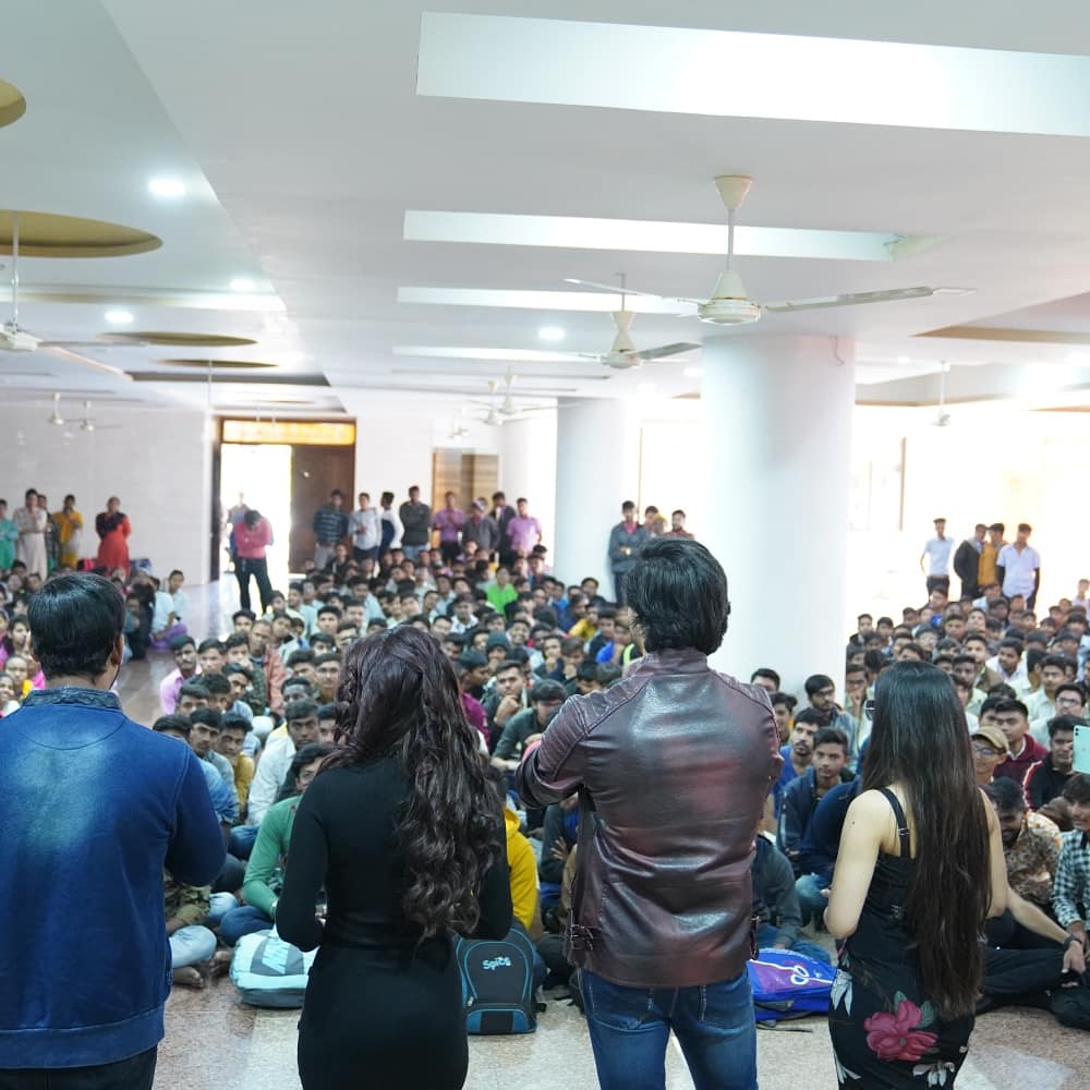 JaniChiragjani's tweet photo. G Promotions Day 1 😍

જે કાયદામાં રહેશે તે ફાયદામાં રહેશે. G is Releasing on 03/01/2020

#Gthefilm #chiragjaniactor #Chiragjani #Acpsamrat #AshadeepCineProduction  #KAAPPAAN #Ranjith #followback #police #Gujrat #gujratifilms #urban https://t.co/eiZpPXppDl