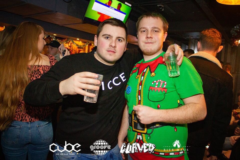 Look at these 2 toads...