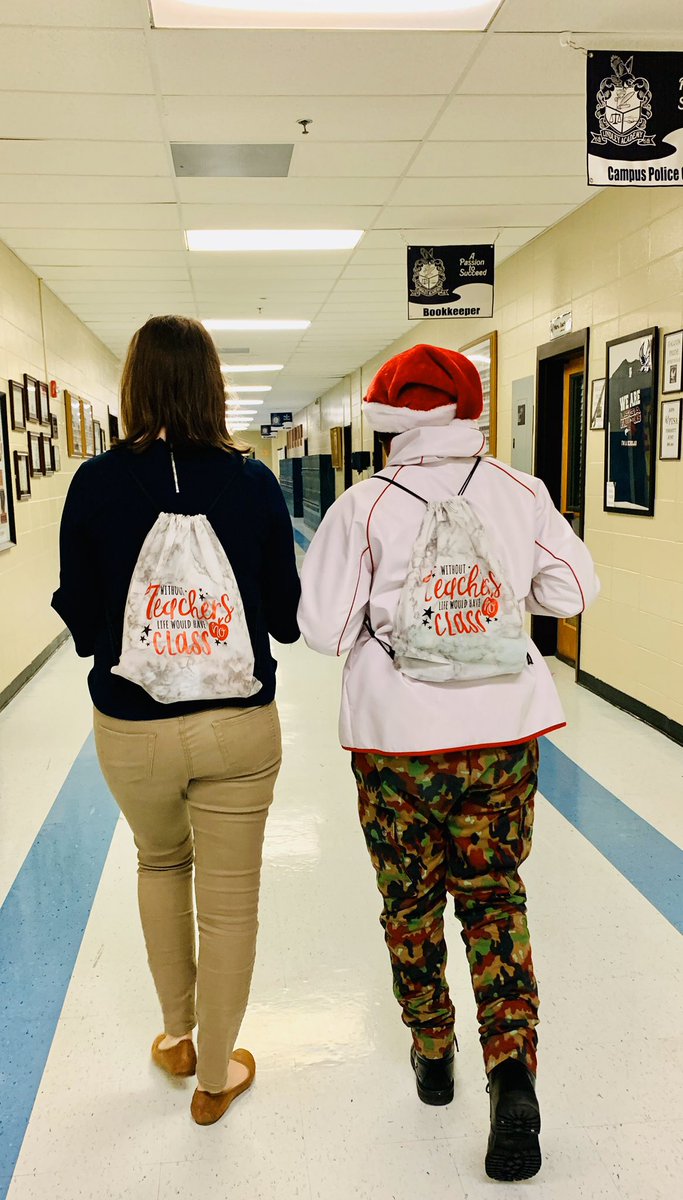 ProfGooden_29's tweet photo. Thank you Dr. Magee for our awesome gift accompanied with treats inside. We also received a delicious cooked holiday meal. Thank you thank you thank you๐๐พโค๏ธ#LSGA https://t.co/5CHcmJIORa