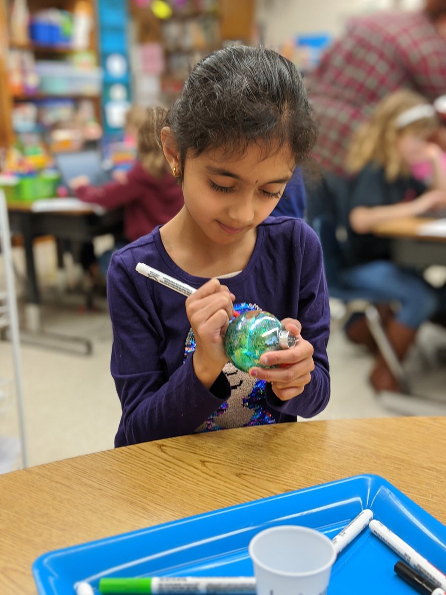 mrssalyersclass's tweet photo. Making ornaments today.  So sweet!  Love the way they turned out.  🎄⛄🦌 @MBESBears @mcps_va https://t.co/xQU4e4apiY