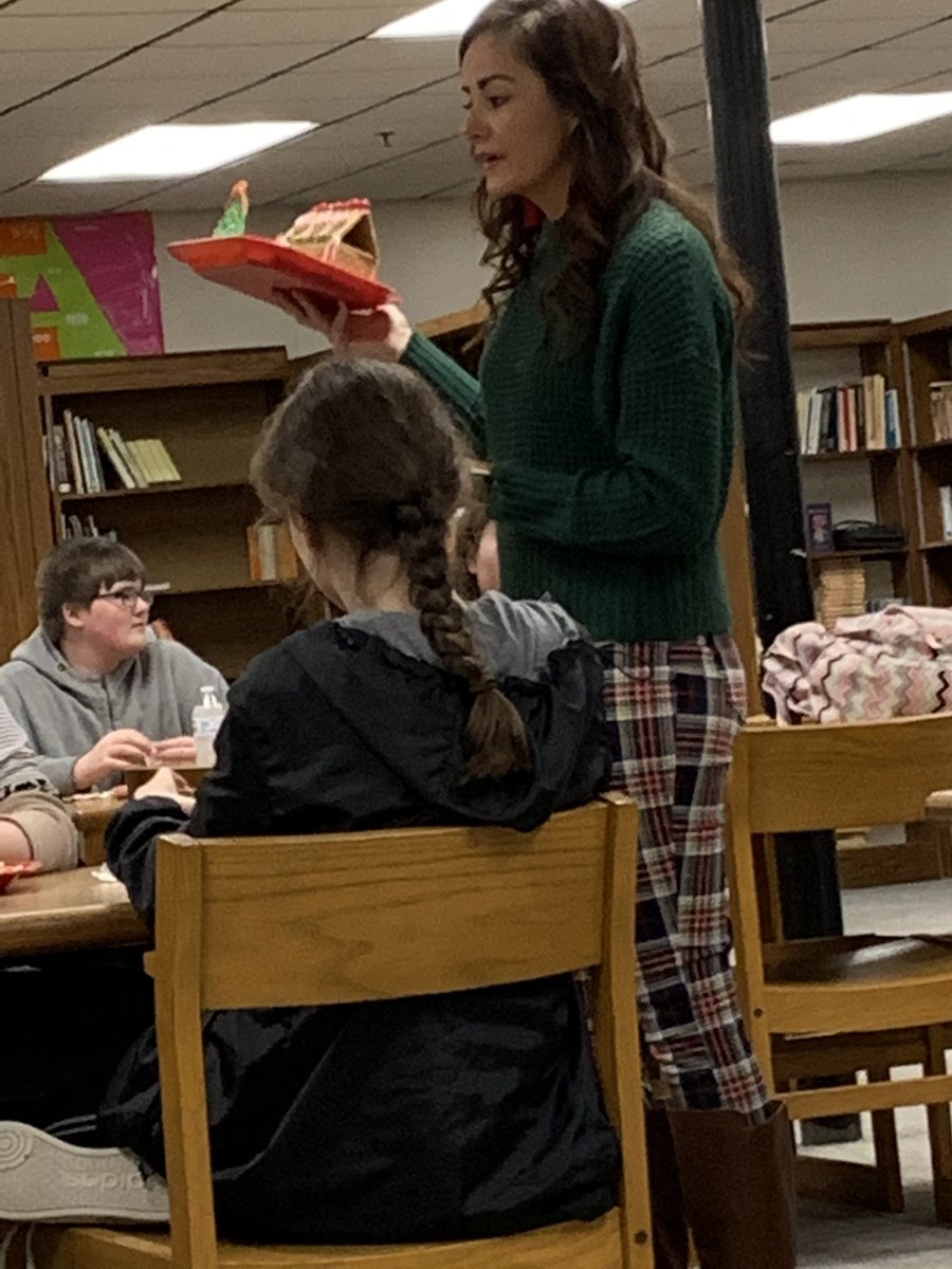 MistyWard78's tweet photo. Our Eagle Enrichment students had a great time making Gingerbread Houses with our ladies from the Johnson County Public Library! 📚 We have the best community partners! #KYOSA #BeyondtheBell #ExtendedDay #21stCCLC #OST #KidsDeserveIt @JC_Schools https://t.co/wjxmpfWSRP