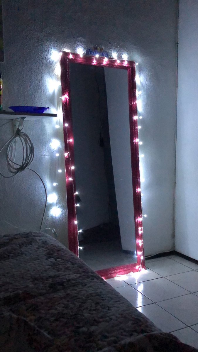 pocwise's tweet photo. sempre tive muito medo/receio de dormir no escuro total, sempre dormia com a luz da tv ligada, sempre esqueci de comprar abajur, então resolvi a situação kkk https://t.co/wRdBoKOOdo