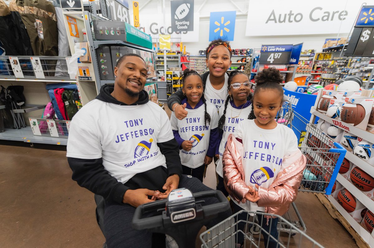 EAGSports's tweet photo. .@_tonyjefferson's 3rd Annual #ShopWithAJock was π₯ @_tonyjefferson partnered with @MedStarHealth to surprise 50 local kids from @bgcbaltimore with a holiday shopping spree! βοΈHuge shout out to @Walmart @NFL @JimmysSeafood #YortowneSports & @Ravens for supporting Tonyβs event!π https://t.co/c8Qq04ClhT