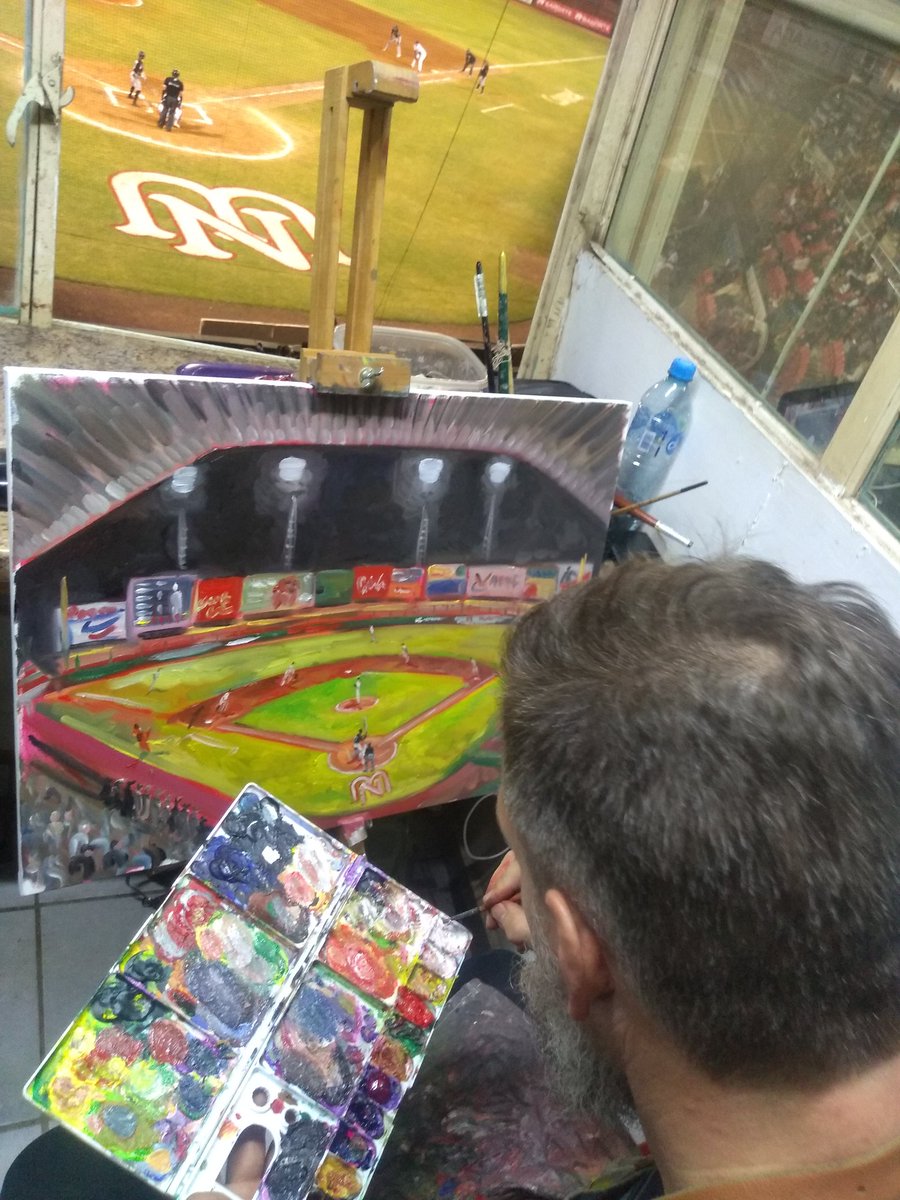 narcisonavarro3's tweet photo. @andybisanartist realizando una pintura durante el juego. https://t.co/dgPsO5uDrq