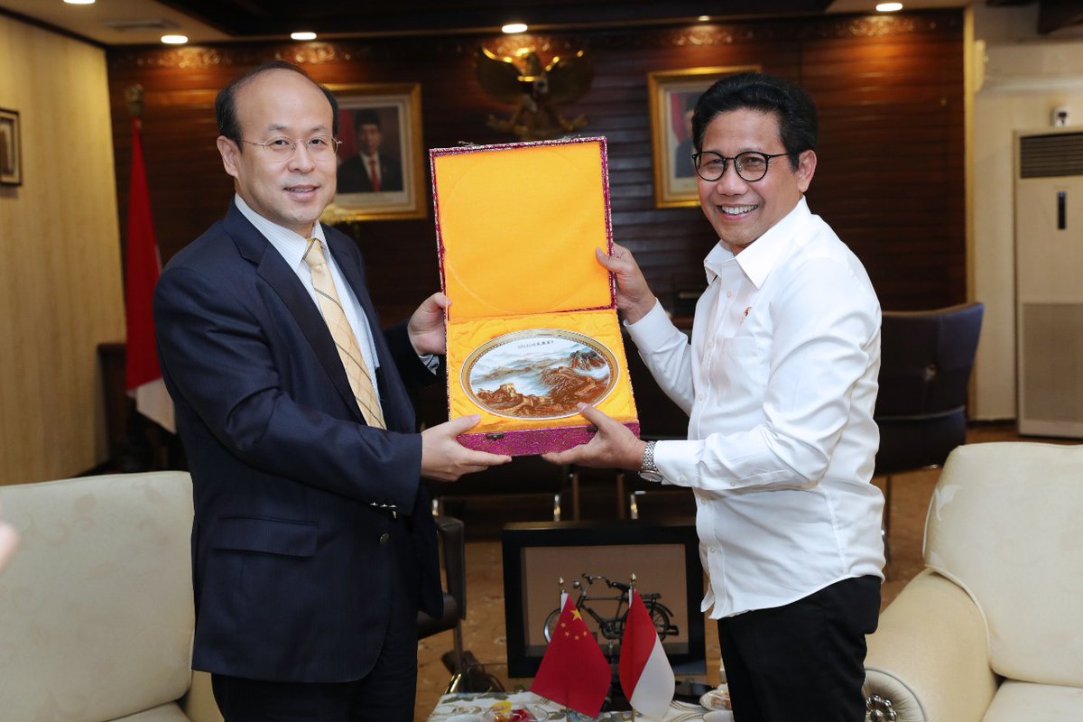 tppkemendes's tweet photo. Menteri Desa, PDT dan Transmigrasi, @halimiskandarnu menerima kunjungan Duta Besar China untuk Indonesia, Xiao Qian di Ktr Kemendes, Rabu (18/12/19).  Pertemuan ini membahas hub kerja sama antar kedua negara terkait dengan pengembangan ekononi dan pembangunan kawasan pedesaan. https://t.co/oDijr8vanl