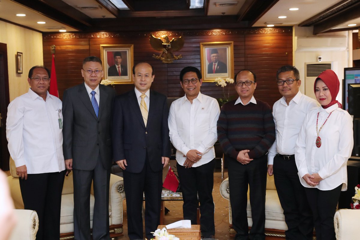 tppkemendes's tweet photo. Menteri Desa, PDT dan Transmigrasi, @halimiskandarnu menerima kunjungan Duta Besar China untuk Indonesia, Xiao Qian di Ktr Kemendes, Rabu (18/12/19).  Pertemuan ini membahas hub kerja sama antar kedua negara terkait dengan pengembangan ekononi dan pembangunan kawasan pedesaan. https://t.co/oDijr8vanl