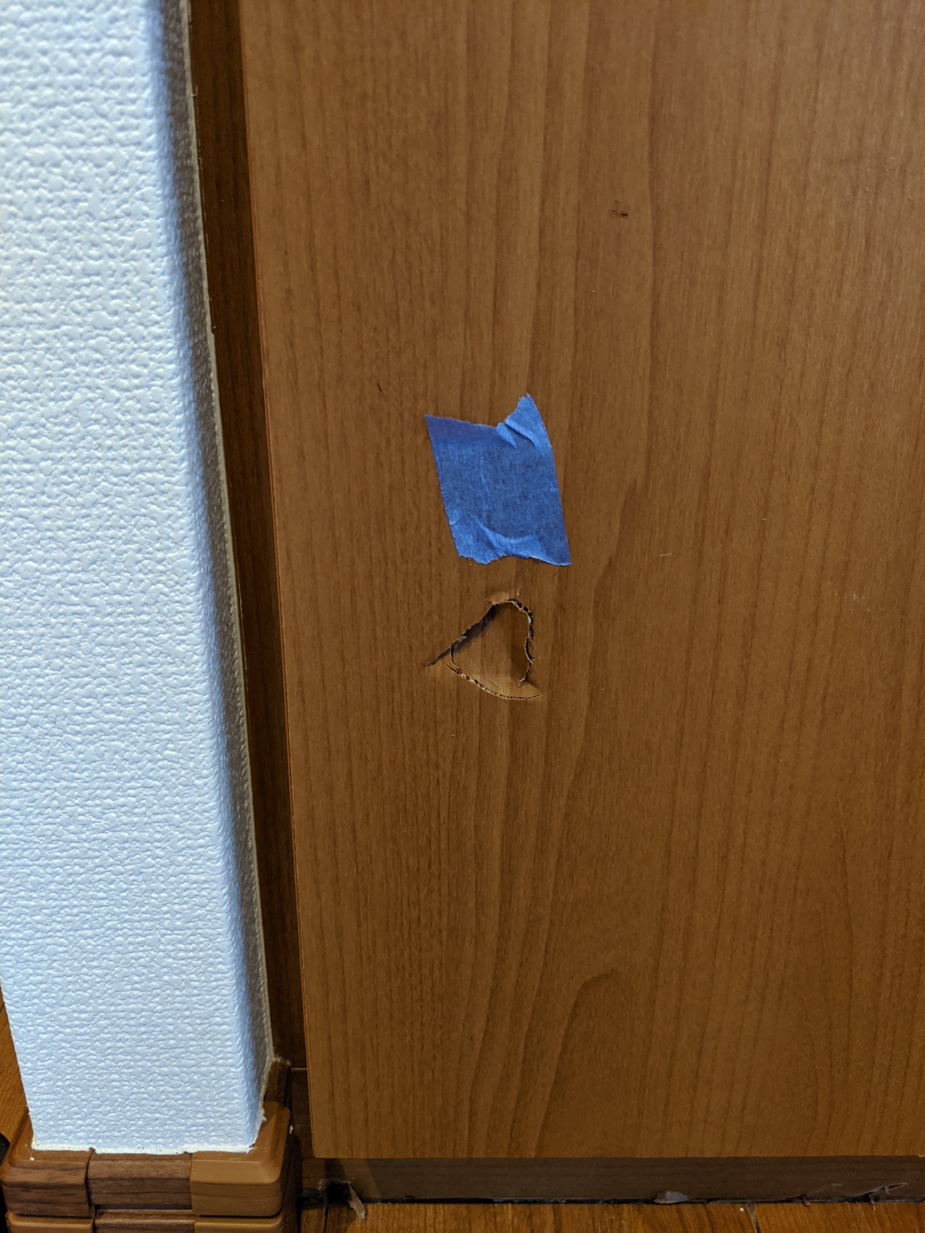 有限会社エノキ工芸 Twitter पर 室内ドアの穴補修です 何かものをぶつけてしまったのですかね 見事に割れたドアですが 補修するとこの通り もうぶつけないよう気をつけてくださいね ドア補修 室内ドア キズ補修 リペア Ripair 関西の補修やさん