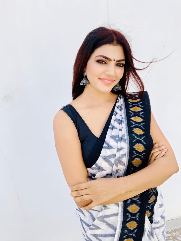 laharishari's tweet image. Beauty in simplicity 🌸🌸

 #beauty #simplesaree #wednesdaymorning #lahari #laharishari #graceful #sareelovers #telugupeople #teluguammayi #teluguactress #loveyourself #tollywoodactors