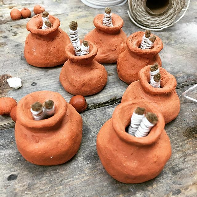HTMEverything's tweet photo. You can have your fancy #modern #LEDchristmaslights check out these tiny #oillamps I made for my #christmastreedecorating. Full video later this week. #primitivetechnology #diycrafts #htme #maker #makeityourself https://t.co/NCKaHMyr5D https://t.co/B2PlIaxv8j