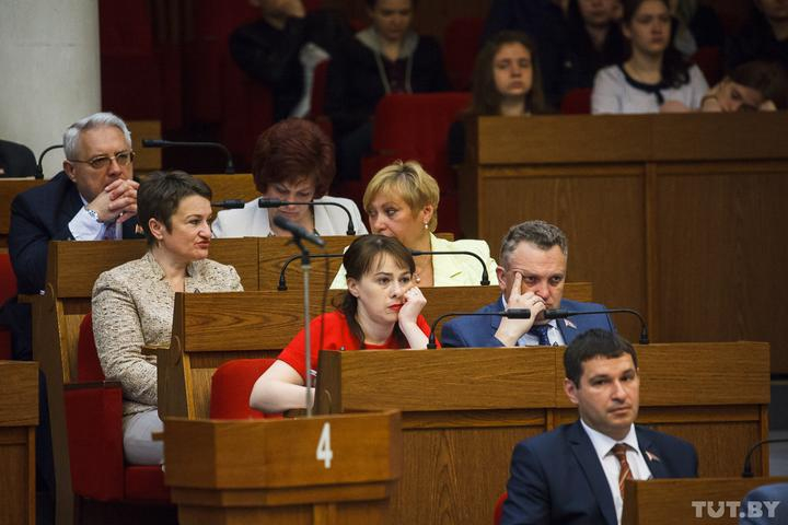 Парламент беларуси зал заседаний палаты представителей. Депутаты рб. Депутаты рб. Белорусский депутат. Совет депутатов беларуси.
