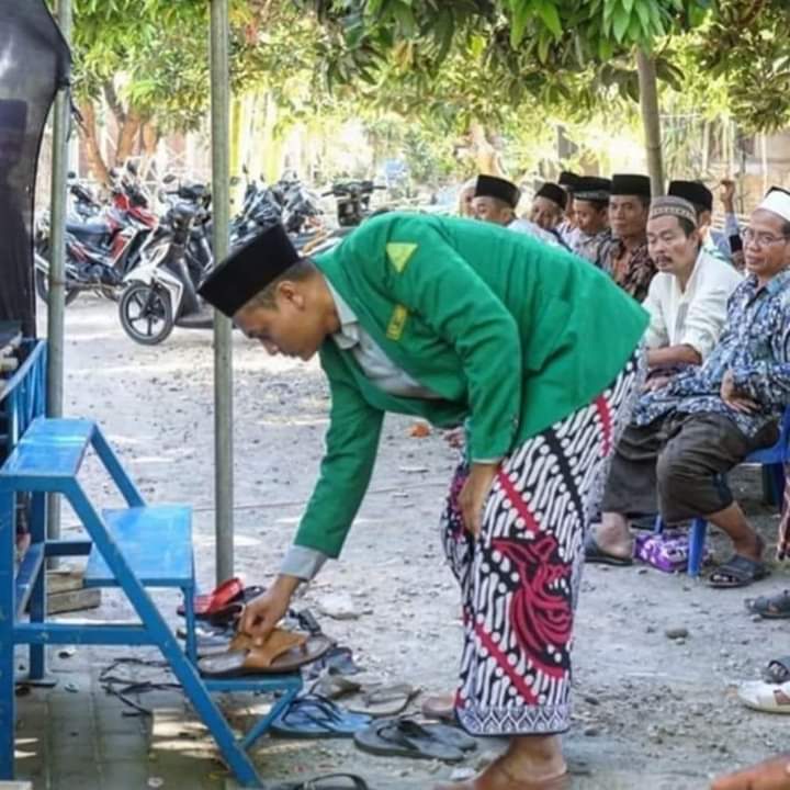 Pengecut17's tweet photo. Sejak kecil sebuah ilmu Adab sudah di ajarkan oleh orangtua dan para guru2... Salut dengan pemuda lebih mengutamakan adab ini sebagai contoh Pemuda yang bijak
@N1ngW4ng1 
@AfifFuadS https://t.co/SScmTyJYlP