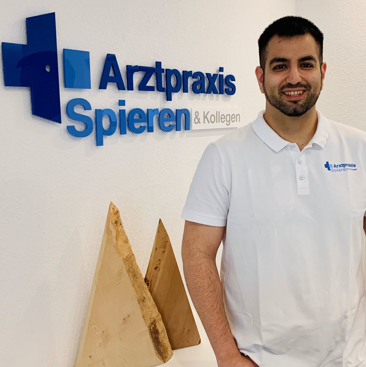 Arztpraxis Spieren Jan Khalil Ist Facharzt Fur Innere Medizin Und Wird Sich Ab 1 Januar Bei Uns Zum Hausarzt Facharzt Fur Allgemeinmedizin Weiterbilden Wir Freuen Uns Sehr Medizinmitherz Hausarzt