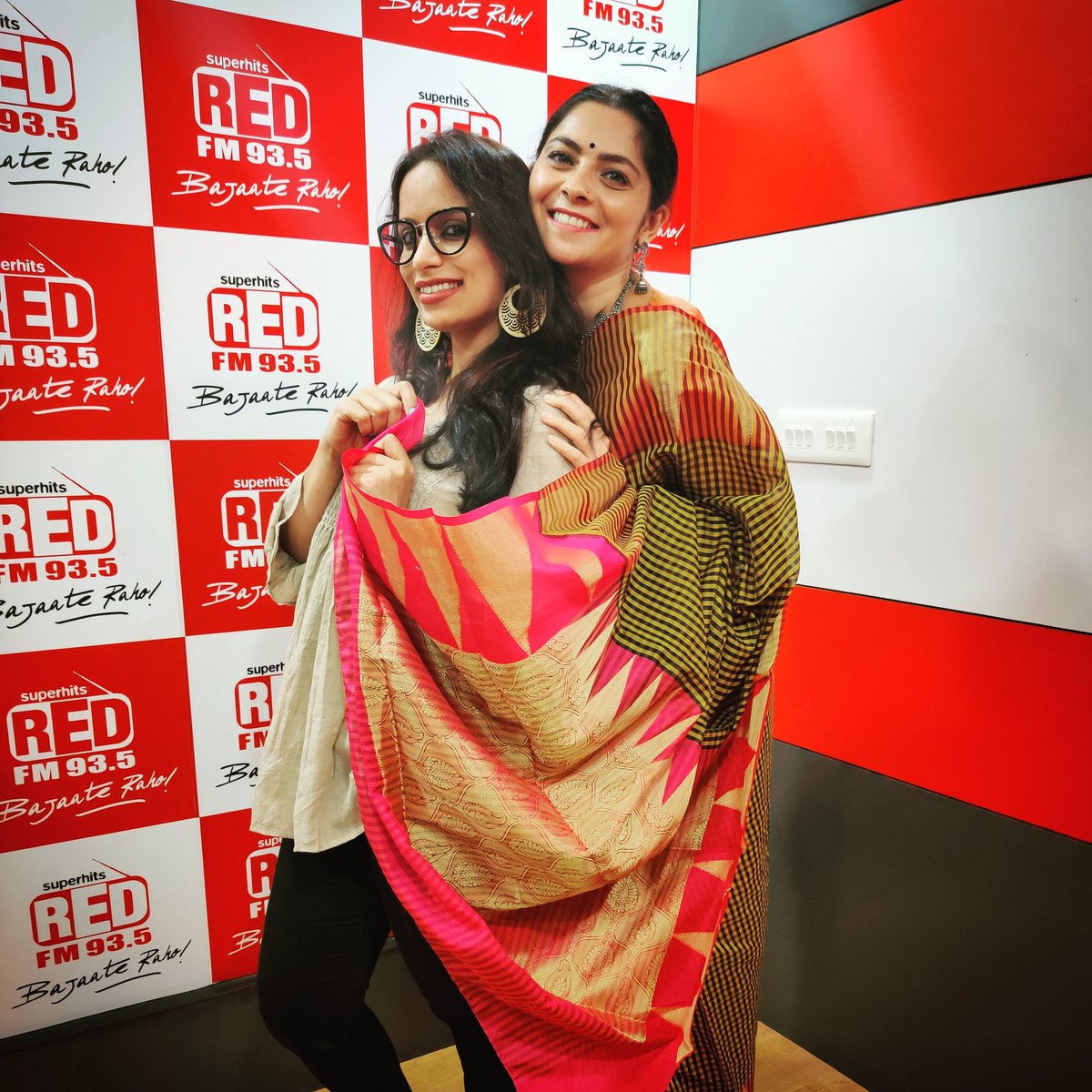 rjshru's tweet photo. Dancing queen judge @meSonalee
revealing her embarrassing dance moment while performing in United States and her unforgettable exit which strengthened her. Today on #lightscameraaction .
.
.
#rjshrutii #redfmstudio #pune #dancingqueen👑 https://t.co/DCsy4VmLFH