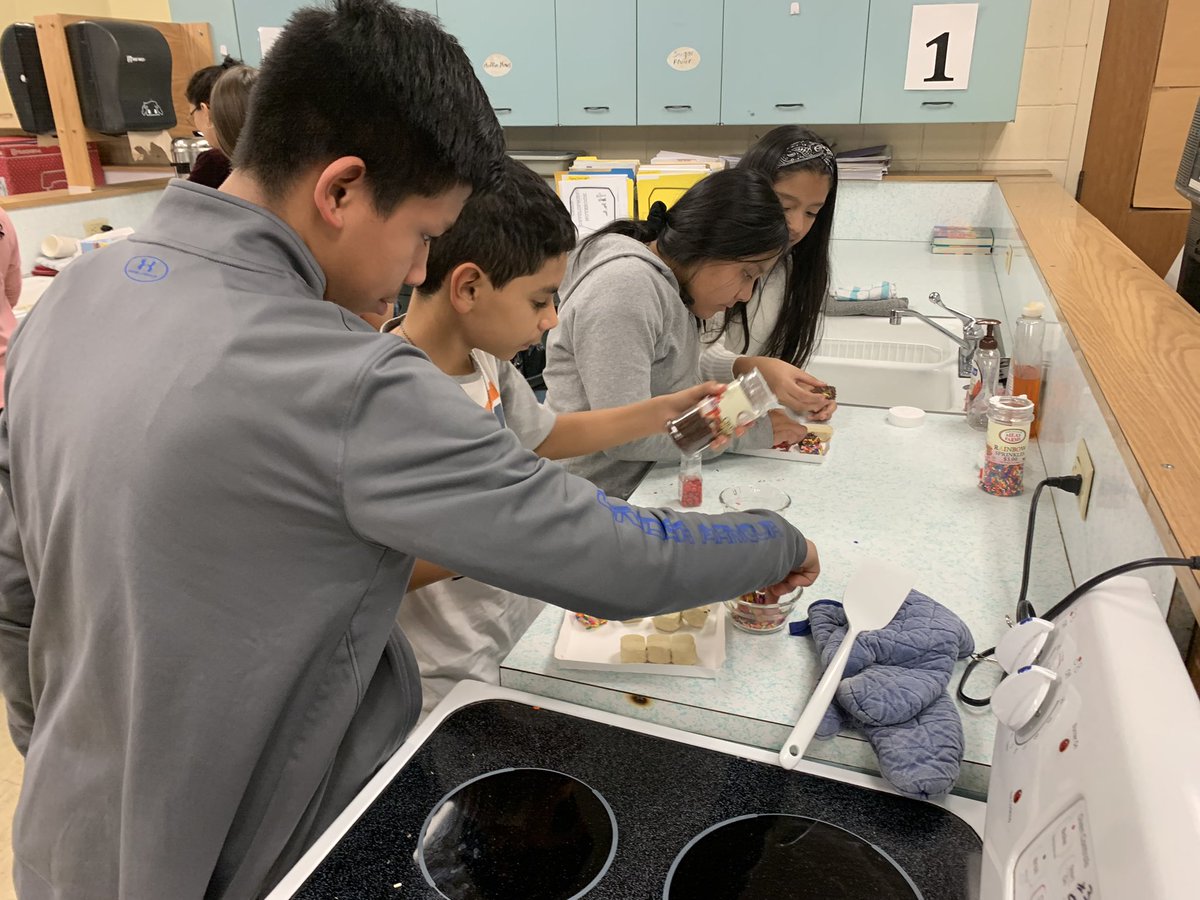 Time for spreading some cheer! The Mentor and Mentee Program <a href="/BayShoreMSLrnrs/">BayShoreMS</a> baked cookies for a rest home today. @MsDAmore9 @coach_foley12 #mentoringmatters #mentoring <a href="/BayShoreSchools/">Bay Shore Schools</a> #dreamleadachieve