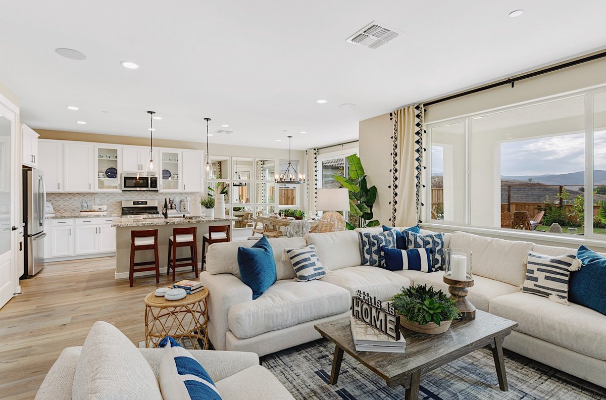 StyledByPDI's tweet photo. Did you know the color blue calls to mind feelings of calmness, peacefulness, and serenity? Check out how we incorporated the color into one of our latest installs, “The Meadows” at Allendale, Hollister by DeNova Homes.

#PDI #PacificDimensions #ThisisHome #DeNovaHomes https://t.co/kBztNRIb2y
