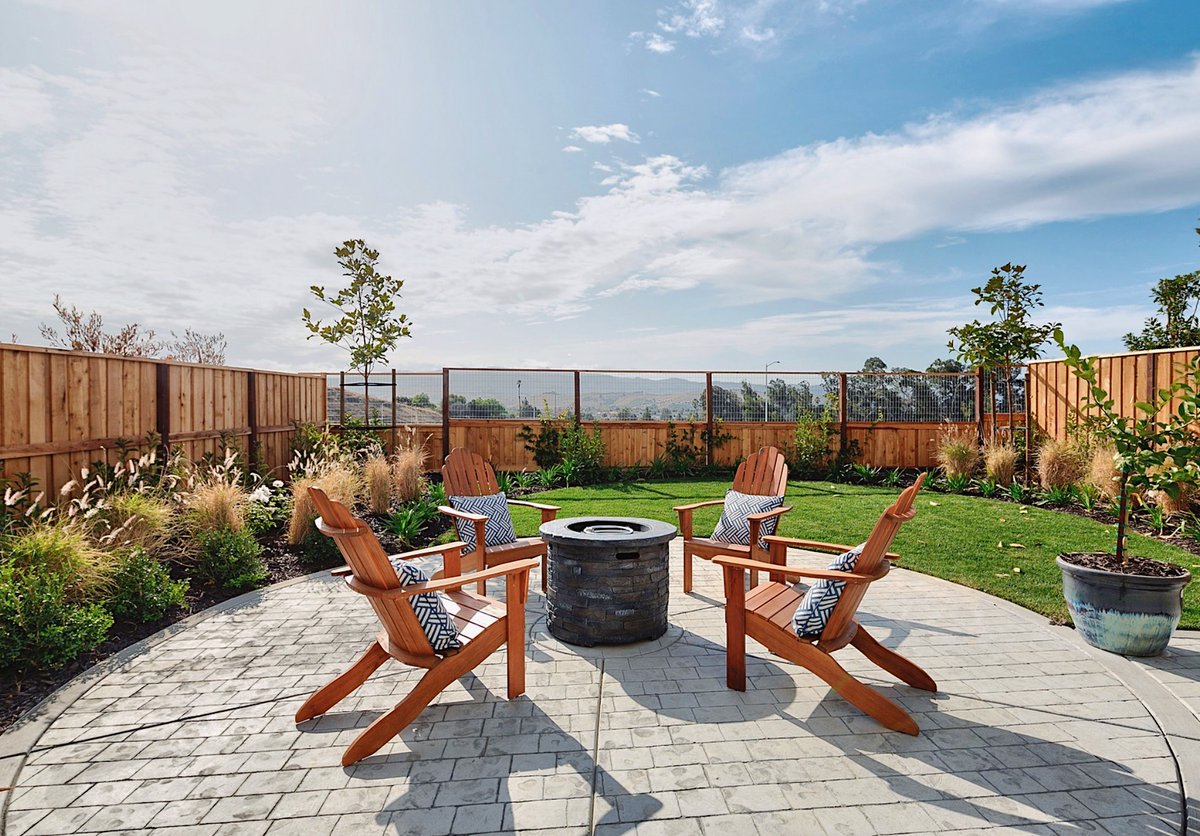 StyledByPDI's tweet photo. Did you know the color blue calls to mind feelings of calmness, peacefulness, and serenity? Check out how we incorporated the color into one of our latest installs, “The Meadows” at Allendale, Hollister by DeNova Homes.

#PDI #PacificDimensions #ThisisHome #DeNovaHomes https://t.co/kBztNRIb2y