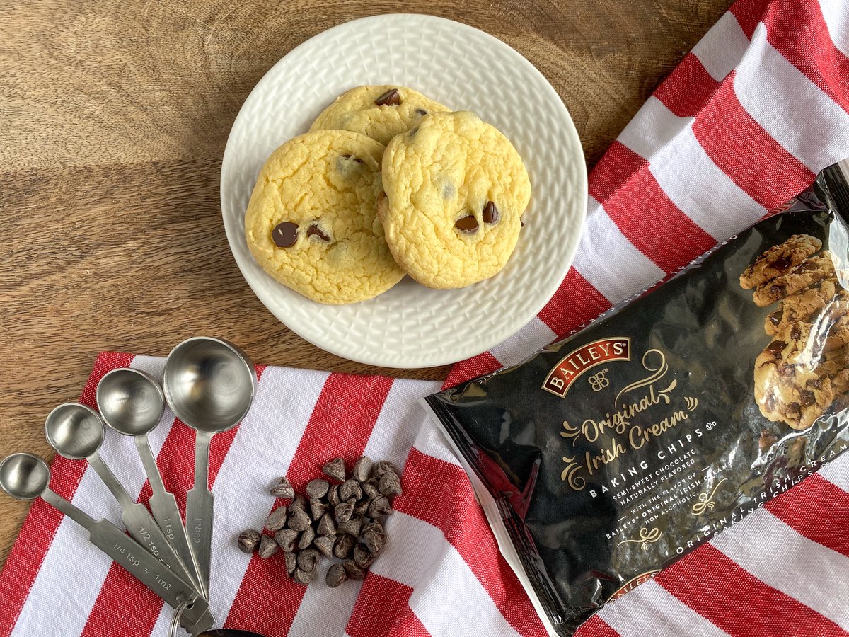 #ad These Cake Mix cookies have only 4 ingredients.  You can customize them with your favorite toppings like these BAILEYS® Original Irish Cream Baking Chips at Walmart. 

Buy them: goic.io/-X7ewD
Recipe: wp.me/p6SZ3g-3ug

#BaileysBakingChips #CG 
<a href="/clabbergirl/">Adriana Pacheco</a>