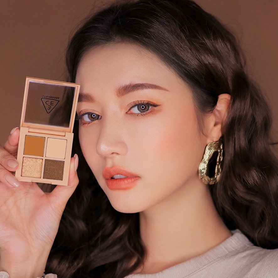 3ce_official_jp's tweet photo. ／
New Item✨✨
3CE MINI MULTI EYE COLOR PALETTE
#ALMONDFUDGE
＼

ムーディーな目元を演出する😘
デイリーイエローブラウン❣️❣️

*12/9より公式ECサイトにて販売中

#STYLENANDA
#3CE
#NEWITEM https://t.co/y1yRjTnBRW