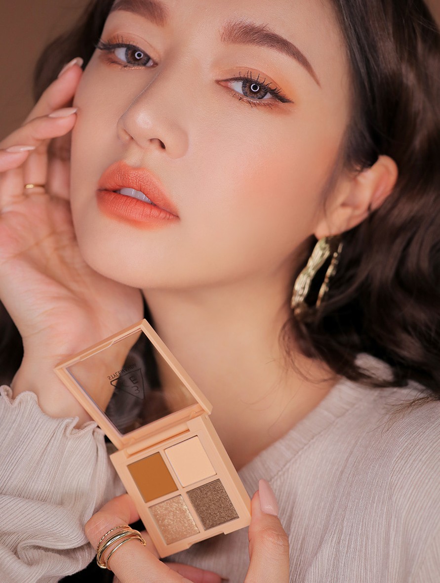 3ce_official_jp's tweet photo. ／
New Item✨✨
3CE MINI MULTI EYE COLOR PALETTE
#ALMONDFUDGE
＼

ムーディーな目元を演出する😘
デイリーイエローブラウン❣️❣️

*12/9より公式ECサイトにて販売中

#STYLENANDA
#3CE
#NEWITEM https://t.co/y1yRjTnBRW