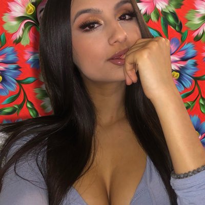 New profile pic!! 🦋🌺 https://t.co/wGa50jm18H