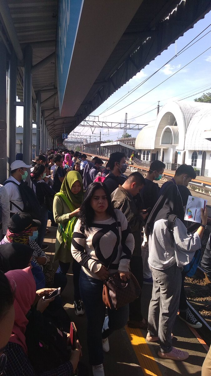 Martin_Juli's tweet photo. Gila nih dari jam 8 sampe 8.30 ga ada kereta kearah jkt/jtngr, pada ketakutan di rombak #ericktohir nih kai, jadi dibikin kacau jadwalnya @InfoKRL https://t.co/nOVl9hLefg