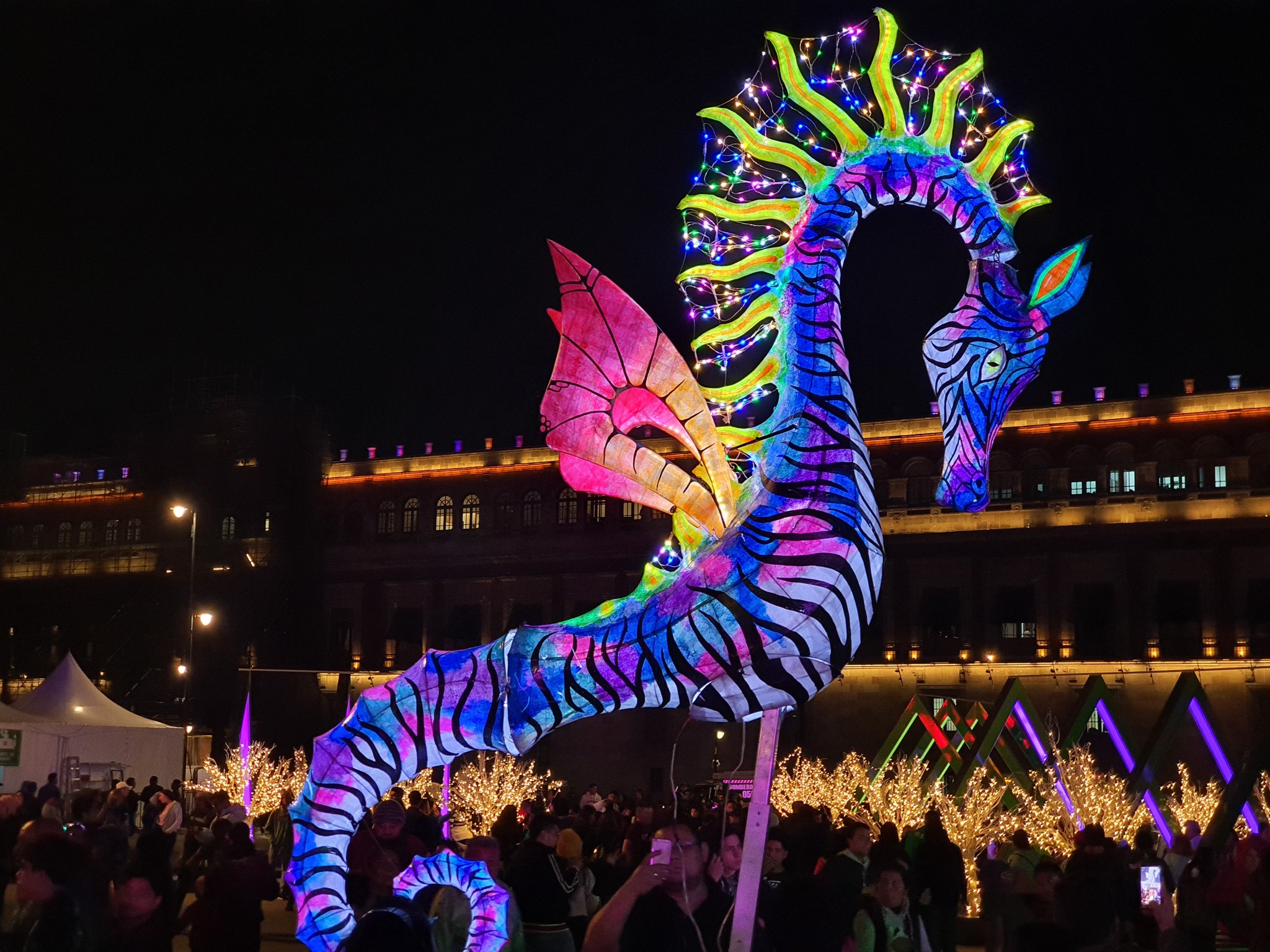 Secretaría de Cultura de la Ciudad de México on X: "¡Los alebrijes iluminados del @map_mexico salieron a desearte Feliz Navidad! Tradición, arte y fantasía recorren la plancha del Zócalo capitalino, como parte