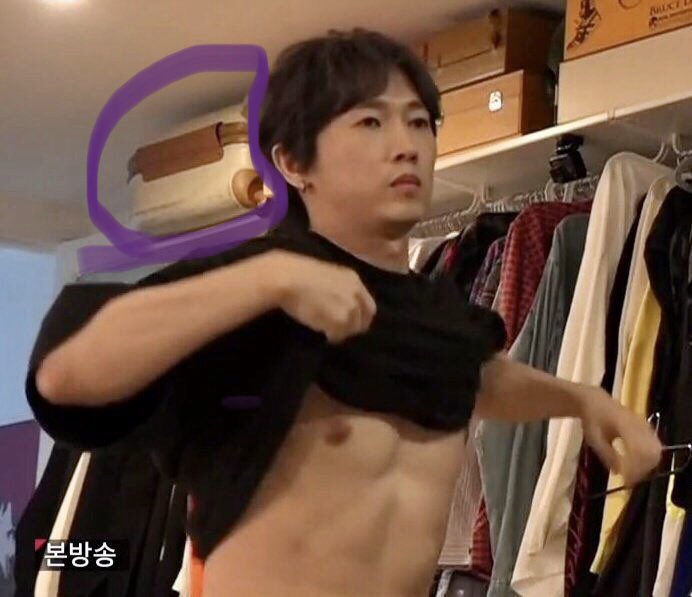 wh_sh_0613's tweet photo. 1. ㅊㄷ에 있다 나왔거나
2. ㅋㅍ템 이거나

월드는 형아 냄새 맡았겠네😏 https://t.co/mpQtdzCCWZ