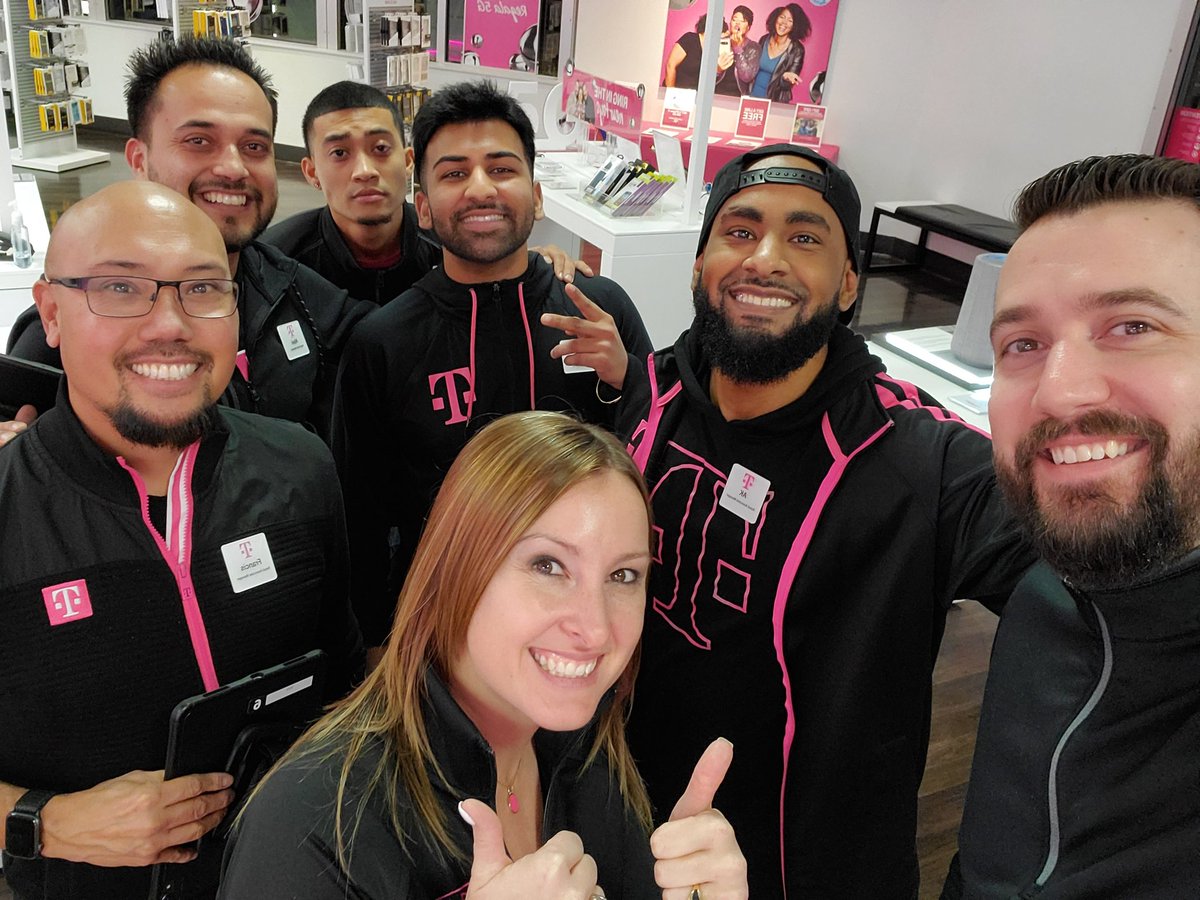 It's always a good time with the best Director @LeslieJohn214 and best DM <a href="/DerrickSeay1/">Derrick Seay</a> in T-Mobile. #ThisIsCalvine #YearOfCP #Magenta #TMobileTuesdays <a href="/leba99/">Abel Santana</a> <a href="/ftydingco/">Francis T Tydingco</a> @OfficialMattyK <a href="/AshtonSingh14/">Ashton Singh</a>