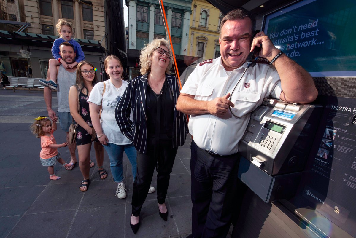 Telstra_news's tweet photo. Looking to connect with loved ones over Christmastime? Free local, national and standard mobile calls from Telstra payphones around the country, as well as selected Telstra Air Wi-Fi access points, open up again this year. https://t.co/GUu1QLTk5T https://t.co/DAcTeIfCb8