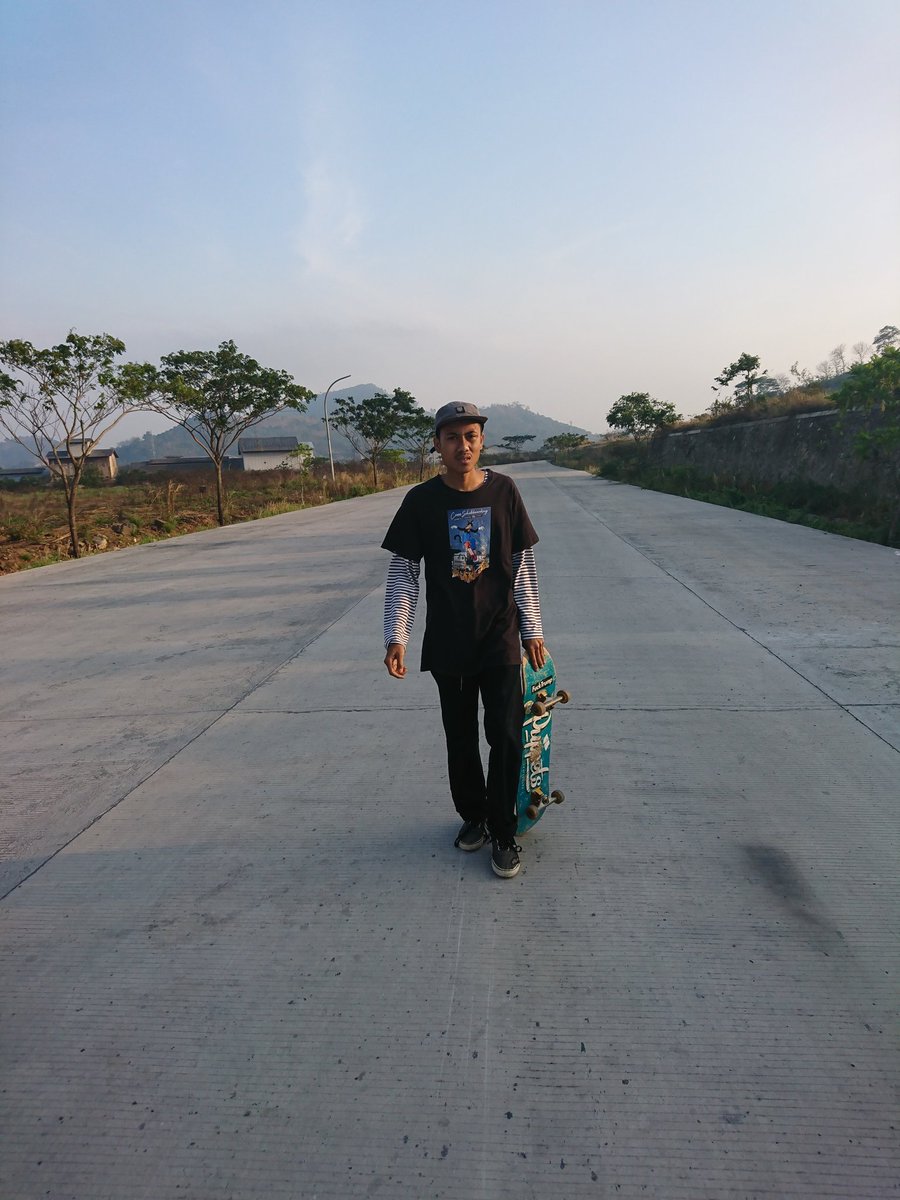 fahristress's tweet image. Saya lebih suka distreet ketimbang dipark 🔥

#redtile's sk8