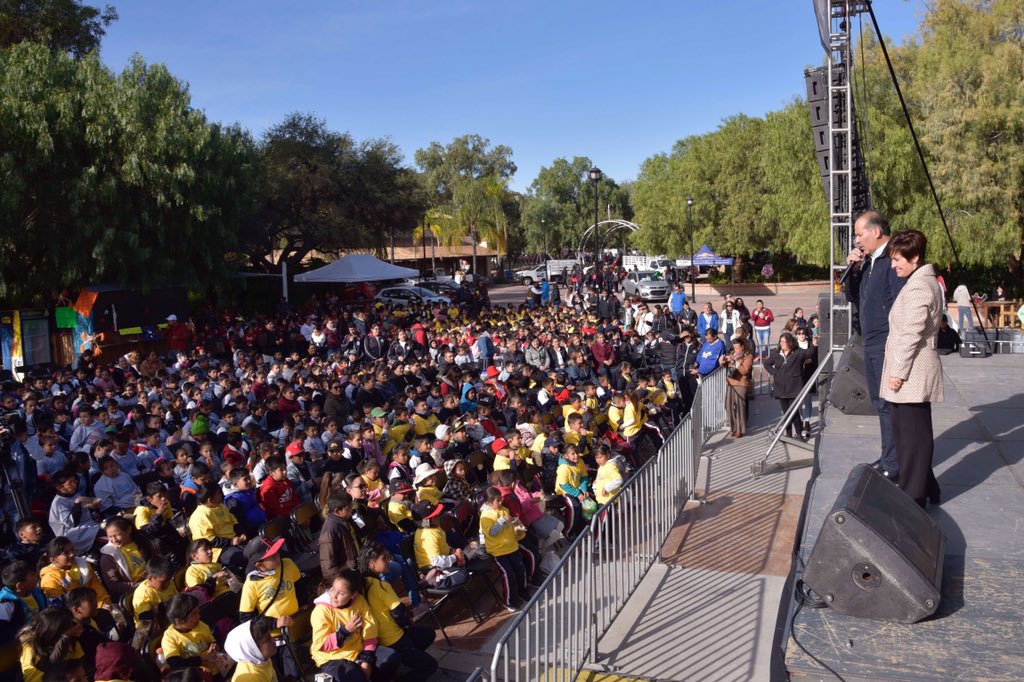 Yolanda_dOrozco's tweet photo. Más de 3 mil nin@s procedentes de los 11 municipios de #Aguascalientes disfrutaron de la pista de patinaje, juegos mecánicos, talleres infantiles y elaboración de galletas en #VillaNavidad 2019 
#HacerLoCorrecto https://t.co/keeGKun7KX