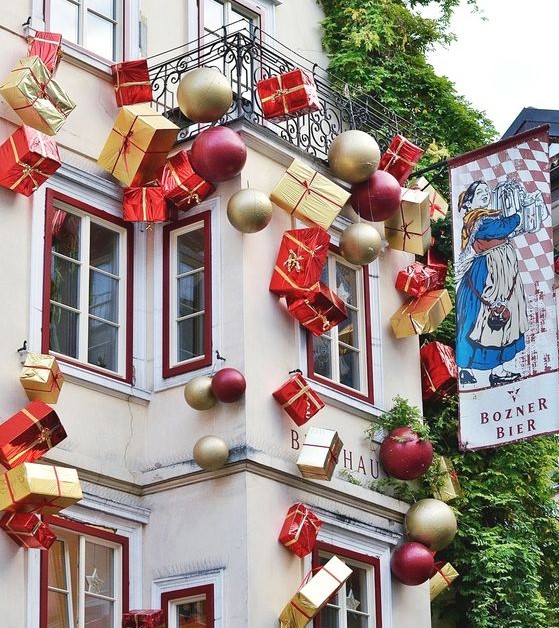 Meanwhile, in Italy.

#urbandesign #architecture #signinspo #retaildisplay #christmas #windowsignage #holidayseason #retailinspo